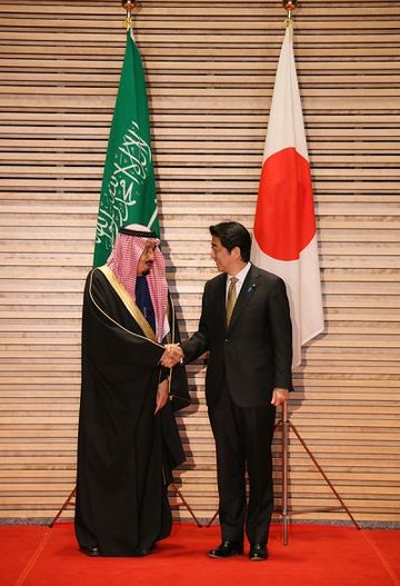 Photograph of Prime Minister Abe shaking hands with H.R.H. Prince Salman bin Abdulaziz Al Saud, Crown Prince of the Kingdom of Saudi Arabia (2)