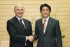 Photograph of Prime Minister Abe shaking hands with H.E. Mr. Pierre Moscovici, Minister of Economy and Finance of the French Republic
Photograph of the Prime Minister receiving the courtesy call
