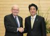 Photograph of Prime Minister Abe shaking hands with Mr. Anthony Lake, Executive Director of the United Nations Children's Fund