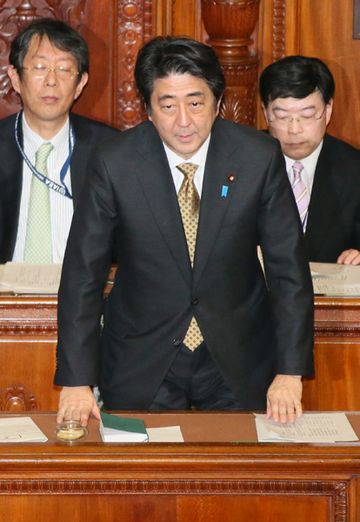 Photograph of the Prime Minister bowing after the approval of the comprehensive FY2014 budget at the plenary session of the House of Representatives (1)