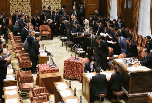 Photograph of the Prime Minister bowing after the approval of the comprehensive FY2014 budget at the meeting of the Budget Committee of the House of Representatives
