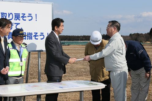 Photograph of Prime Minister Abe receiving the letter of request from Mr. Toshitsuna Watanabe, Mayor of Okuma Town