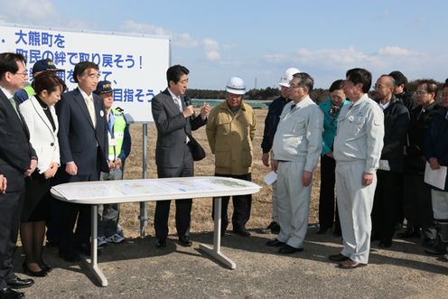 Photograph of the Prime Minister visiting the site to be developed into a reconstruction hub for Okuma TownToshitsuna Watanabe, Mayor of Okuma Town (1)