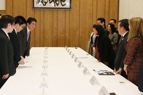 Photograph of the Prime Minister receiving a courtesy call from the Japanese American Leadership Delegation (2)