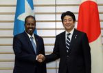 Photograph of Prime Minister Abe shaking hands with H.E. Mr. Hassan Sheikh Mohamud, President of the Federal Republic of Somalia 