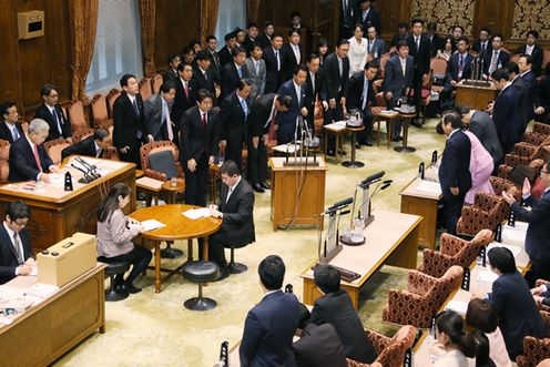 Photograph of the Prime Minister bowing at the meeting of the Budget Committee of the House of Councillors