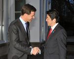 Photograph of Prime Minister Abe shaking hands with H.E. Mr. Mark Rutte, Prime Minister and Minister of General Affairs of the Kingdom of the Netherlands