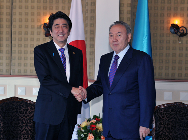 Photograph of Prime Minister Abe shaking hands with H.E. Mr. Nursultan Nazarbayev, President of the Republic of Kazakhstan