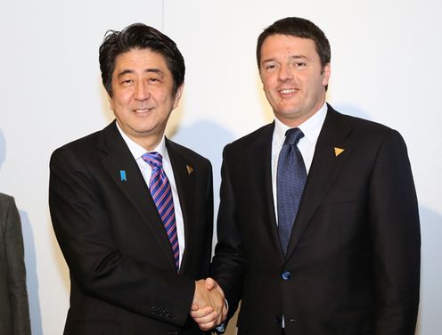 Photograph of Prime Minister Abe shaking hands with H.E. Mr. Matteo Renzi, President of the Council of Ministers of the Italian Republic