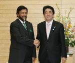 Photograph of Prime Minister Abe shaking hands with H.E. Dr. Rajendra Pachauri, Chairman of the Intergovernmental Panel on Climate Change