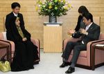 Photograph of Prime Minister Abe receiving a courtesy call from H.E. Dr. Masoumeh Ebtekar, Vice-President and Head of Department of Environment of the Islamic Republic of Iran 