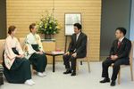Photograph of the Prime Minister receiving a courtesy call from the Takarazuka Revue Company (1)