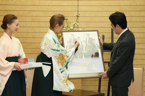 Photograph of the Prime Minister receiving a courtesy call from the Takarazuka Revue Company (2)