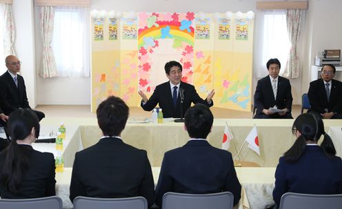 Photograph of the Prime Minister holding dialogue with junior high and high school students at the foster care center (2)