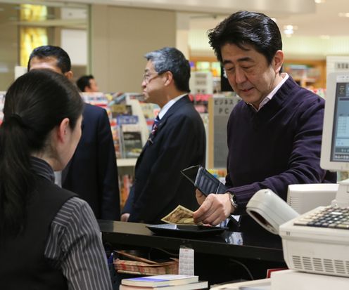 Photograph of the Prime Minister shopping (2)