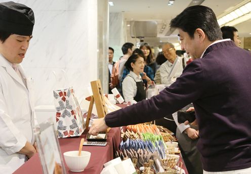 Photograph of the Prime Minister shopping (3)