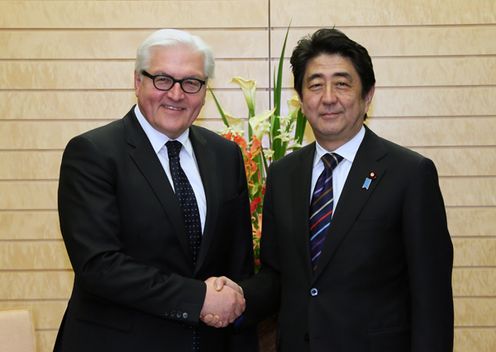 Photograph of Prime Minister Abe shaking hands with H.E. Dr. Frank-Walter Steinmeier, Federal Minister for Foreign Affairs of Germany