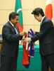 Photograph of the leaders exchanging the uniforms of the national football teams of their respective countries (1)
