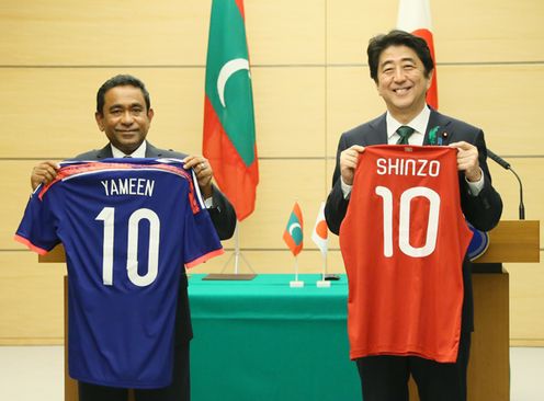 Photograph of the leaders exchanging the uniforms of the national football teams of their respective countries (2)