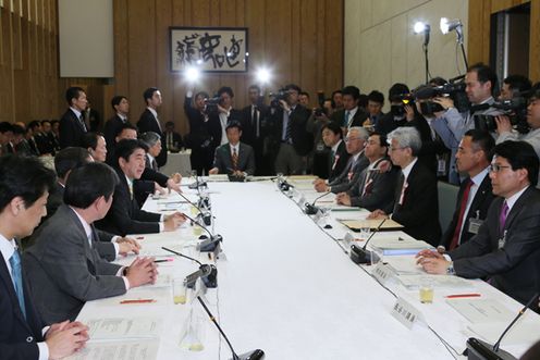 Photograph of the Prime Minister delivering an address at the joint meeting of the Council on Economic and Fiscal Policy and the Industrial Competitiveness Council