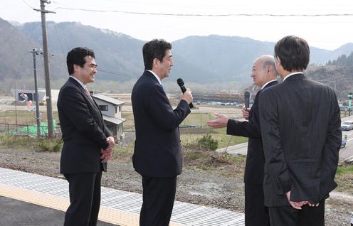 Photograph of the Prime Minister viewing the entire area’s reconstruction project from the platform of Omoto Station