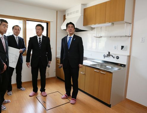 Photograph of the Prime Minister visiting a public housing unit for disaster-stricken households