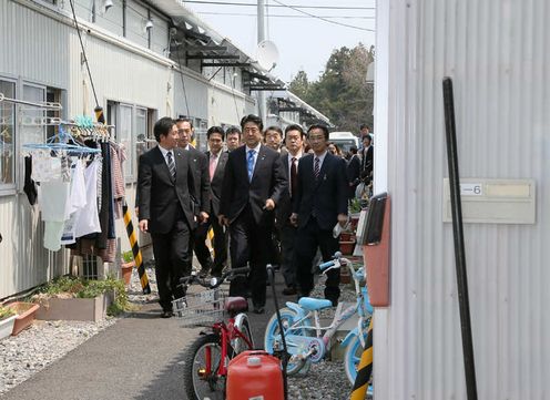 Photograph of the Prime Minister visiting emergency temporary housing