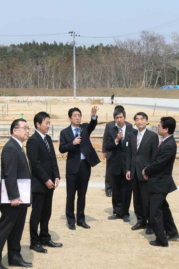 Photograph of the Prime Minister visiting the construction site of public housing for disaster-stricken households