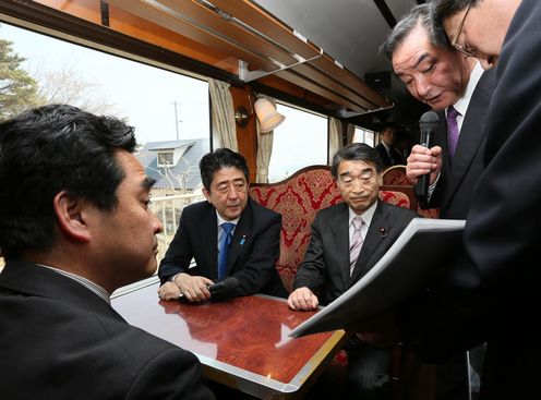 Photograph of the Prime Minister receiving an explanation on progress in a railcar of the Sanriku Railway (2)