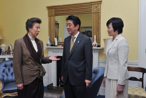 Photograph of Prime Minister and Mrs. Abe having an audience with HRH Anne, the Princess Royal of the United Kingdom