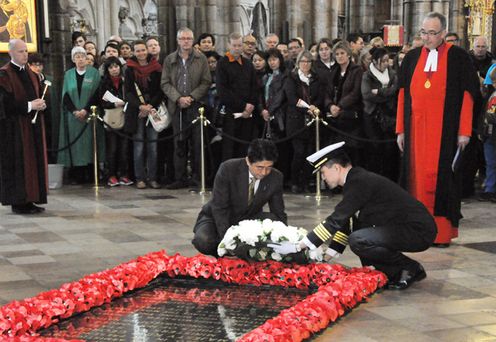 Photograph of the Prime Minister offering flowers at the Tomb of the Unknown Warrior