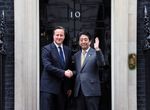 Photograph of Prime Minister Abe shaking hands with Rt. Hon. David Cameron MP, Prime Minister of the United Kingdom