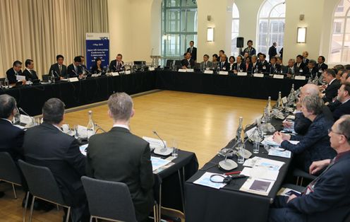 Photograph of the Prime Minister attending the Japan-UK Conference “Collaboration in Research and Education” (2)