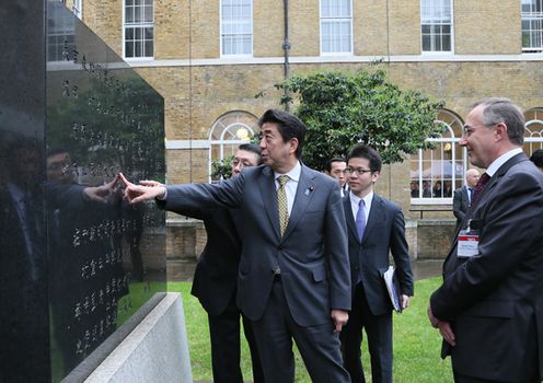 Photograph of the Prime Minister inspecting the monument to the Choshu Five