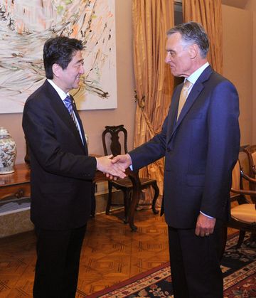 Photograph of Prime Minister Abe paying a courtesy call on H.E. Prof. Aníbal António Cavaco Silva, President of the Portuguese Republic (1)