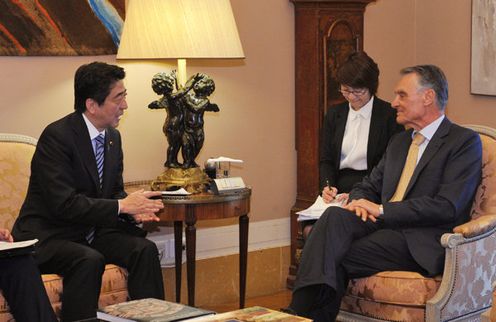 Photograph of Prime Minister Abe paying a courtesy call on H.E. Prof. Aníbal António Cavaco Silva, President of the Portuguese Republic (2)