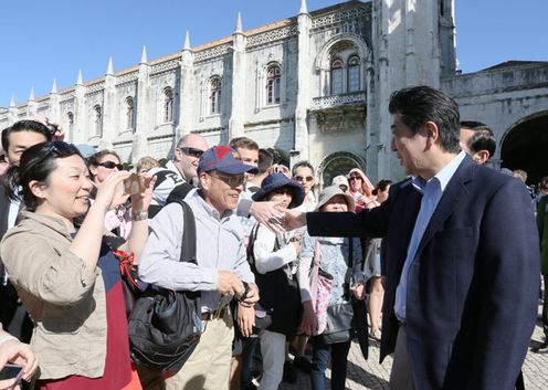Photograph of the Prime Minister visiting the Monastery of Jerónimos (2)