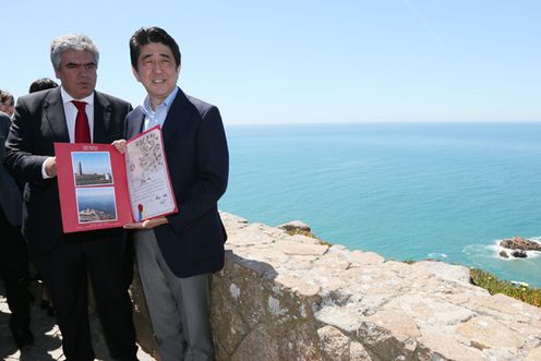 Photograph of the Prime Minister visiting Cabo da Roca