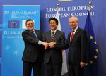 Photograph of Prime Minister Abe shaking hands with H.E. Mr. Herman Van Rompuy, President of the European Council, and H.E. Mr. José Manuel Barroso, President of the European Commission