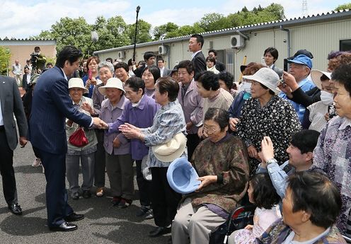 Photograph of the Prime Minister visiting the residents of temporary housing in Iitate Village