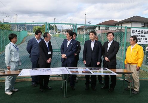 Photograph of the Prime Minister visiting a decontamination site and a temporary storage site for decontaminated waste 