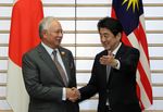 Photograph of Prime Minister Abe shaking hands with Dato' Sri Haji Mohd Najib bin Tun Haji Abdul Razak, Prime Minister and Minister of Finance of Malaysia