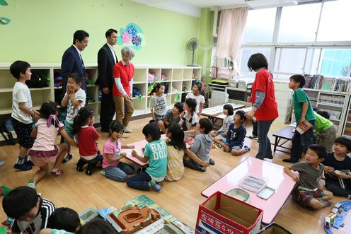 Photograph of the Prime Minister observing learning activities (2)