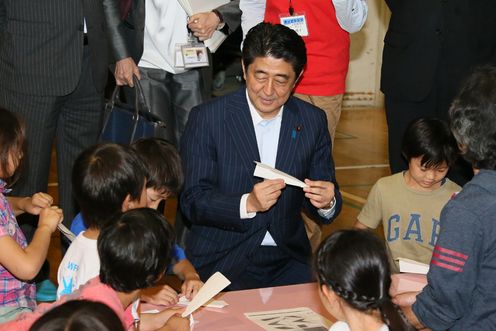 Photograph of the Prime Minister interacting with children (1)