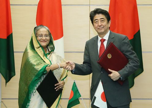Photograph of the leaders shaking hands after exchanging documents