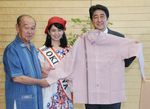 Photograph of the Prime Minister being presented with a kariyushi shirt (1)