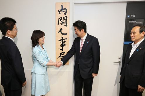 Photograph of Prime Minister Abe shaking hands with Minister Inada