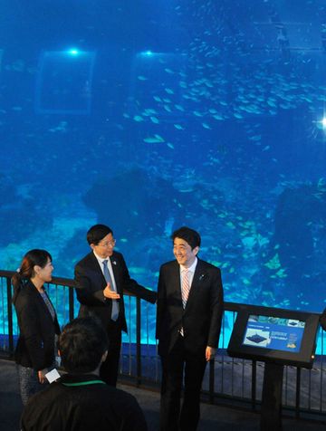 Photograph of the Prime Minister touring an integrated resort (2)