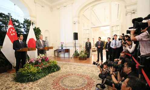 Photograph of the Japan-Singapore joint press announcement (2)