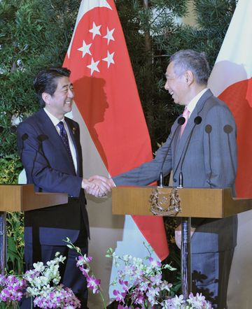 Photograph of the Japan-Singapore joint press announcement (3)